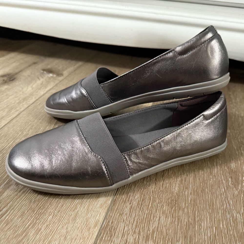 Easy Spirit Round Toe Pewter Women's Metallic Slip-On Shoes Sz 7